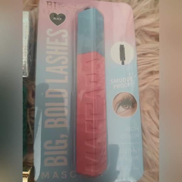 HUGE New NIB Make Up Press On False Nails Lashes And Face Serum FREE make Up Bag - Picture 8 of 13